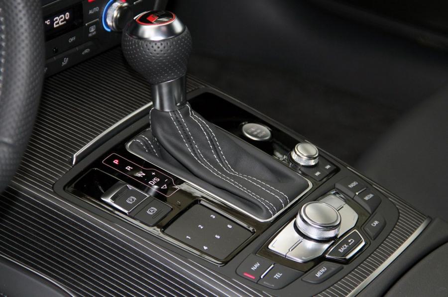 Детали интерьера Audi RS6 Avant (4G, C7) 2013 года  (WW) (фото 44 из 90)